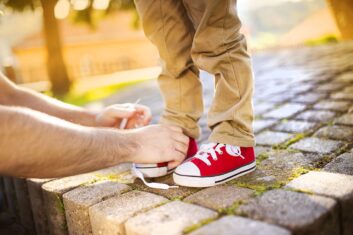 how to teach a kid to tie his shoes